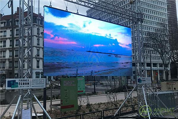 Bảng LED màn hình tại một buổi sự kiện ngoài trời
