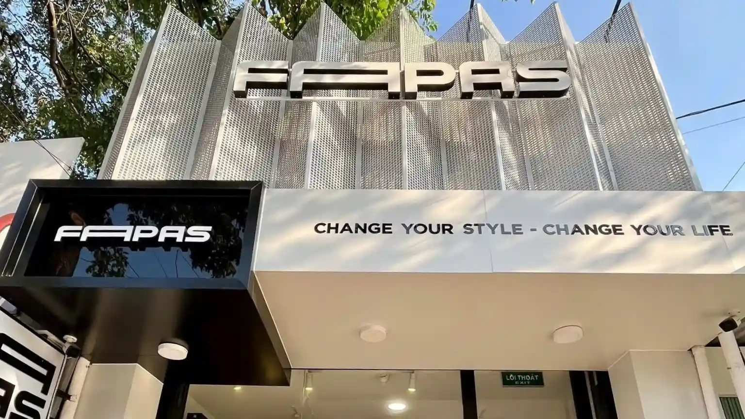 Bảng hiệu chữ nổi inox sang trọng, phù hợp cho showroom và cửa hàng cao cấp. Bảng hiệu chữ nổi inox sang trọng, phù hợp cho showroom và cửa hàng cao cấp.